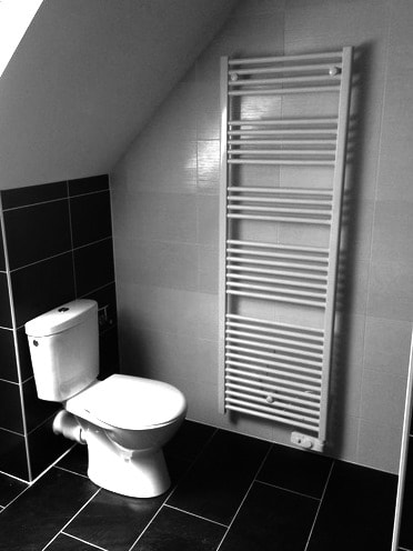 installation de WC et radiateur sèche-serviettes