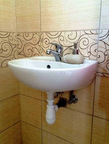 remplacement de vasque dans un WC
